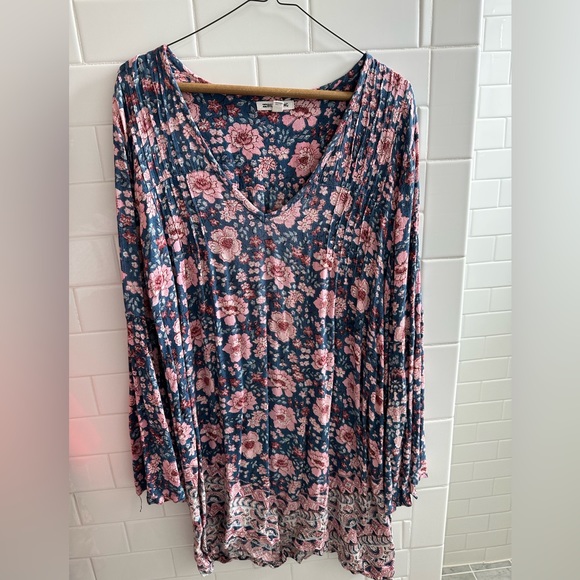 Billabong long sleeve dress, v neck, to knees. - Picture 2 of 3